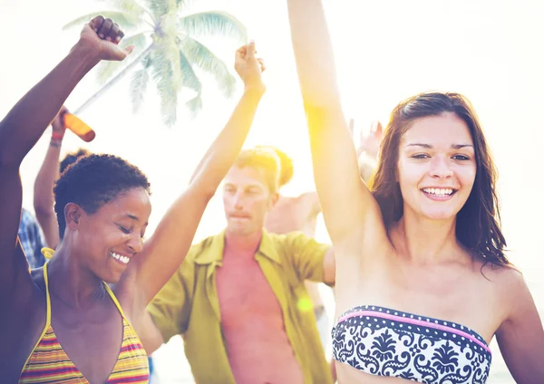 Φίλοι στο Beach Party έννοια — Φωτογραφία Αρχείου