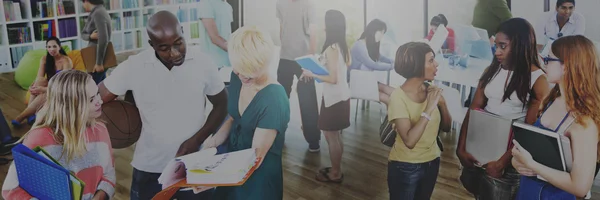 Studenten sprechen im Hörsaal — Stockfoto