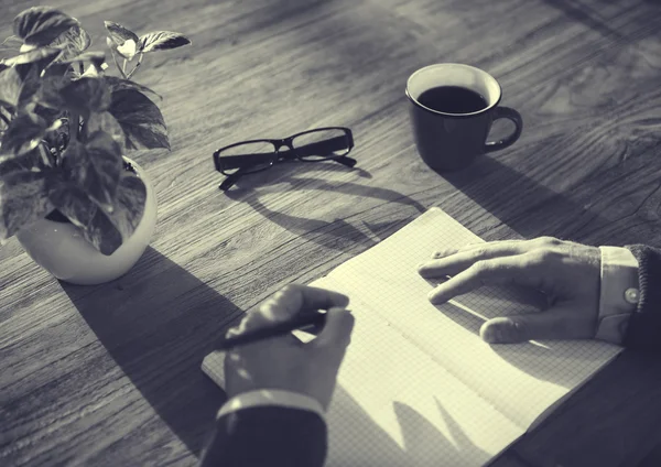 Hombre escribiendo en cuaderno — Foto de Stock