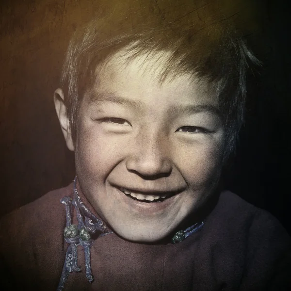 Азиатский мальчик с красивой улыбкой — стоковое фото