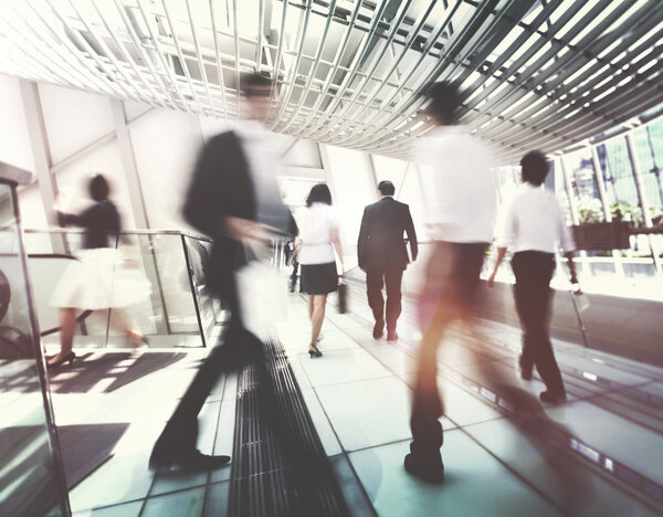 бизнесмены в офисе 