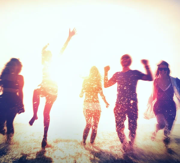 Gelukkig vrienden hebben plezier op het strand — Stockfoto