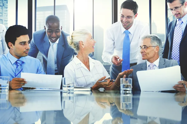 Grupo de empresários em reunião corporativa — Fotografia de Stock