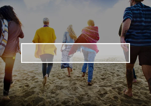 Amigos felizes na praia — Fotografia de Stock