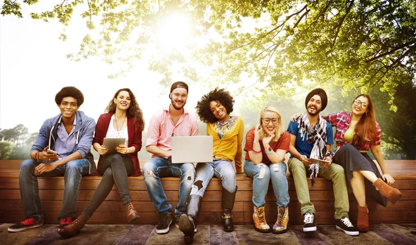 Amigos en el banco con el ordenador portátil y la tableta PC — Foto de Stock