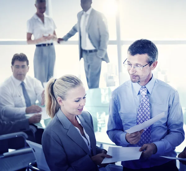 Geschäftsleute, die im Büro arbeiten — Stockfoto