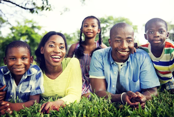 Портрет счастливой африканской семьи — стоковое фото