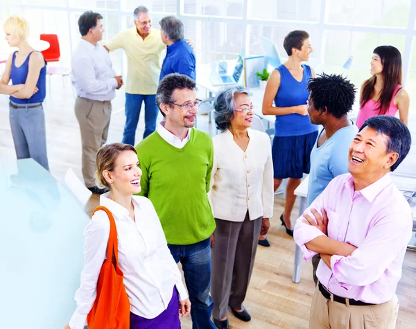 Gente de negocios hablando en la oficina — Foto de Stock