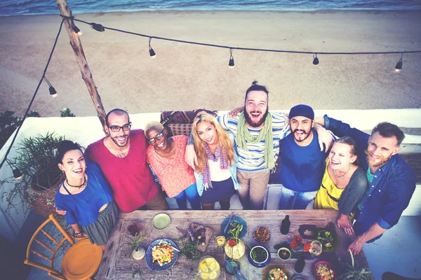 Cheerful friends hanging out on the beach party — Stock Photo, Image