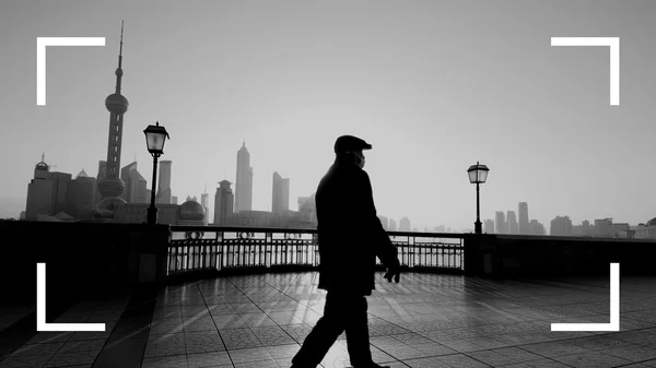 Человек один ходит по улице — стоковое фото