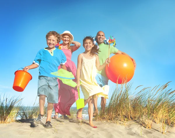 Fröhliche Familie am Strand — Stockfoto