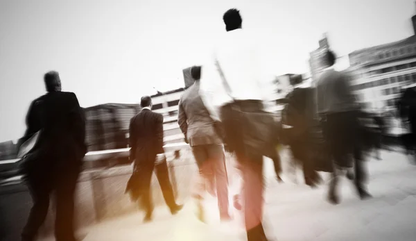 Affärsmän promenader i staden — Stockfoto