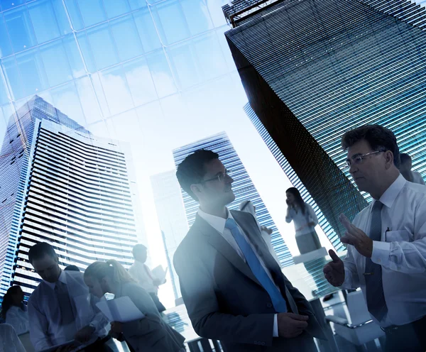 Mensen uit het bedrijfsleven met zakelijke discussie — Stockfoto