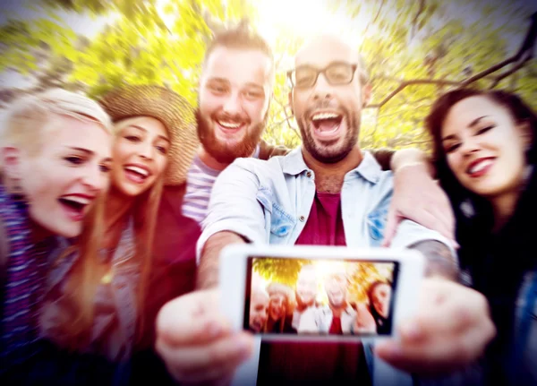 Przyjaźń razem Dokonywanie koncepcja Selfies — Zdjęcie stockowe