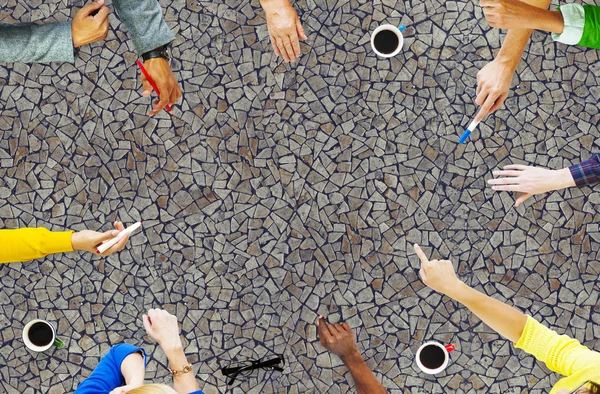 Groep uiteenlopende mensen samen brainstormen — Stockfoto