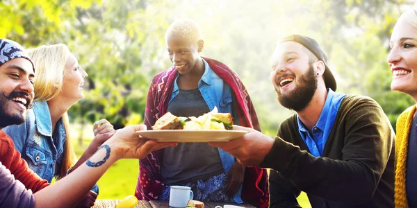 Vänner umgås på utomhus part — Stockfoto