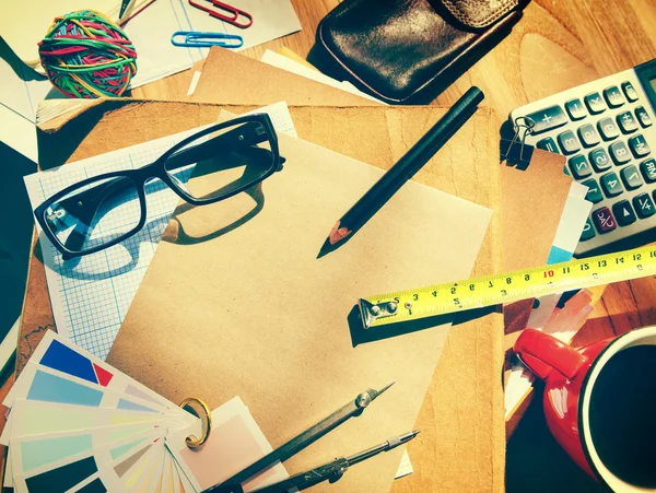 Desordenado en la mesa, Concepto del lugar de trabajo — Foto de Stock