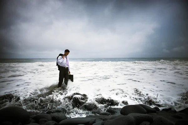 Hombre de negocios sintiéndose en azul — Foto de Stock