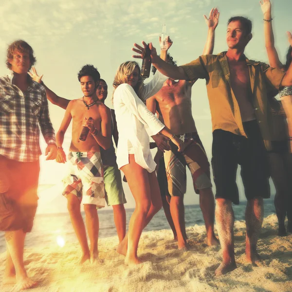 Φίλοι που κρέμεται σε beach party — Φωτογραφία Αρχείου