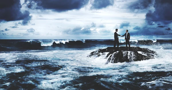 Empresários apertando as mãos — Fotografia de Stock