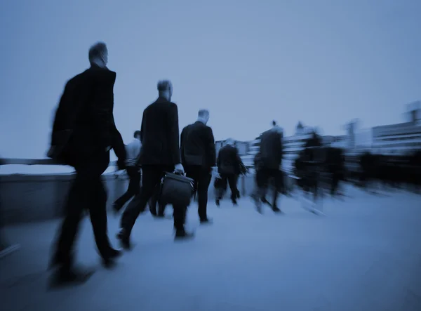 Affärsmän promenader i staden — Stockfoto