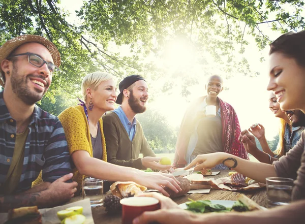 Vrienden opknoping uit bij Outdoors partij — Stockfoto