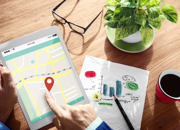 Tablet ve Online harita kullanan adam 