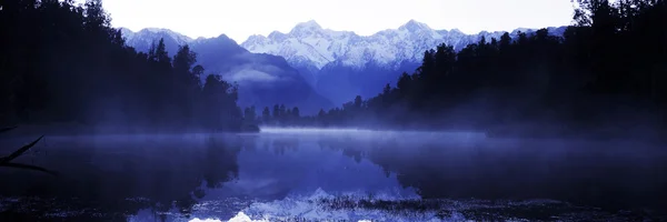 Lindas montanhas com lago — Fotografia de Stock