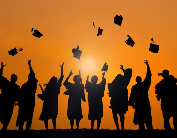 Grupp studenter firar examen koncept — Stockfoto