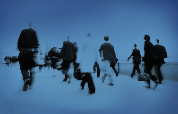 Gente caminando por la calle — Foto de Stock