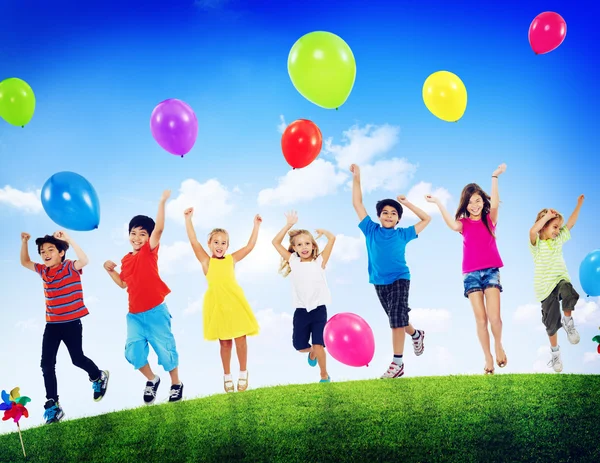 Kinderen die met ballonnen spelen — Stockfoto