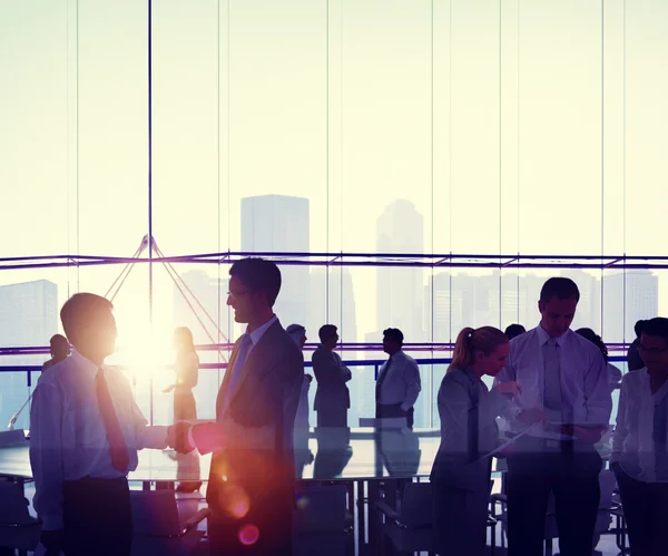 Uomini d'affari che lavorano in ufficio — Foto Stock