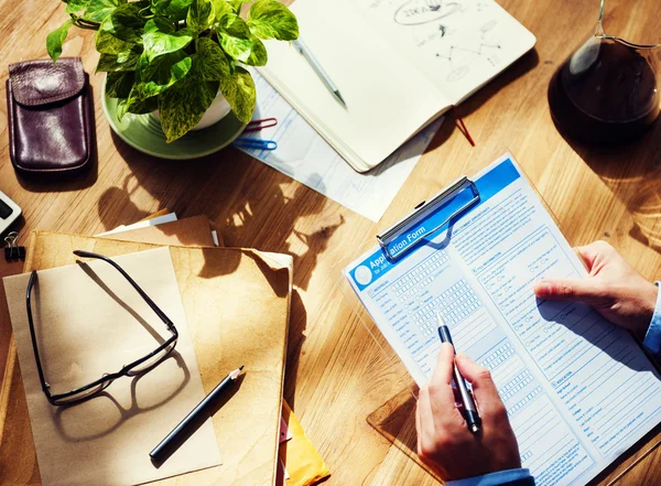 Formulário de preenchimento de empresário no conceito de mesa de escritório — Fotografia de Stock