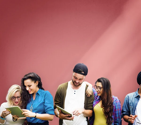 Studenter med trådlösa enheter — Stockfoto