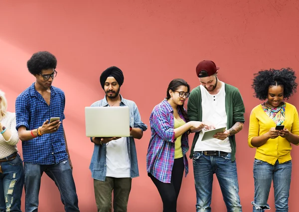 College students using wireless devices — Stock Photo, Image