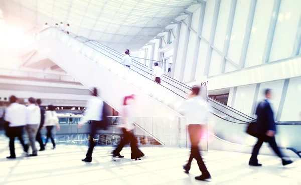 Silhouettes de gens d'affaires marchant — Photo