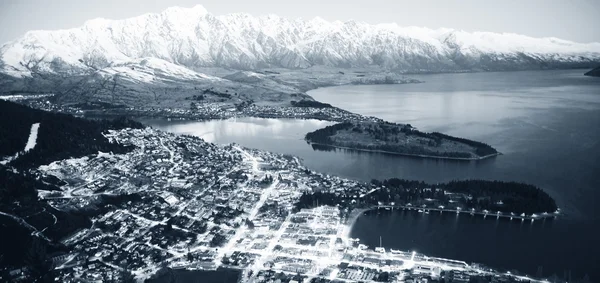 Città vicino a montagne e lago — Foto Stock