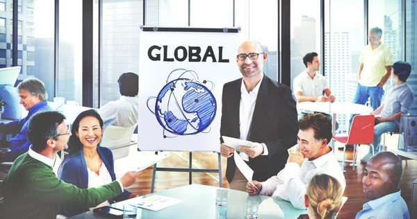 Geschäftsleute bei der Präsentation im Büro — Stockfoto