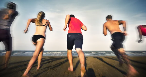 Amigos na praia no verão — Fotografia de Stock