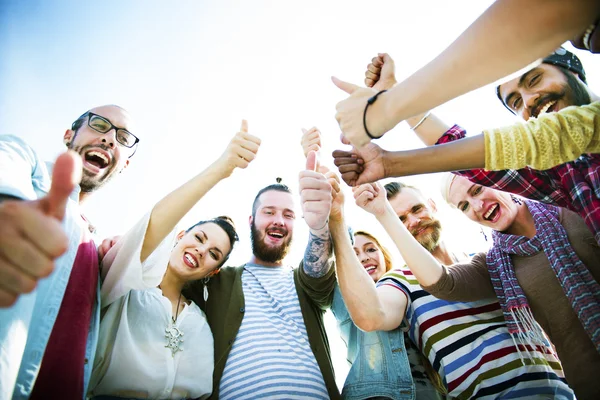 Freunde wie mit Daumen hoch-Konzept — Stockfoto