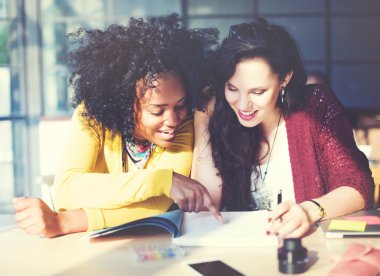 sınıfta okuyan kız öğrencilerin