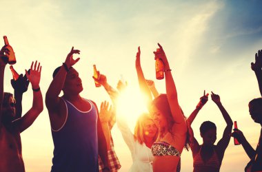 Konsept parti plaj olan arkadaş grubu