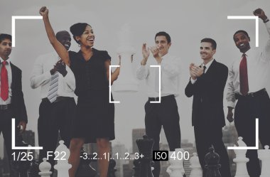 iş adamları ile satranç kutluyor