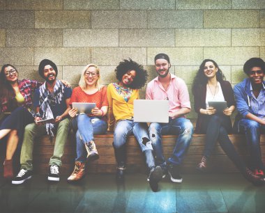 dizüstü ve tablet pc ile tezgah üzerinde arkadaşlar