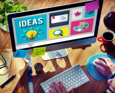 Bilgisayar ve fikirler kullanan adam