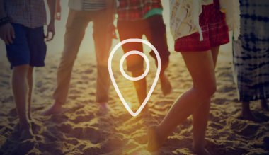 neşeli arkadaşlar Kumsal Partisi dışarı asılı