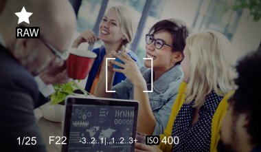 İş adamları kamera odak