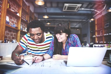 Farklı insanların birlikte çalışma