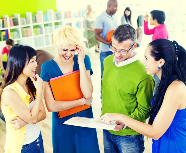 Studenter som snakker i klasserommet – stockfoto