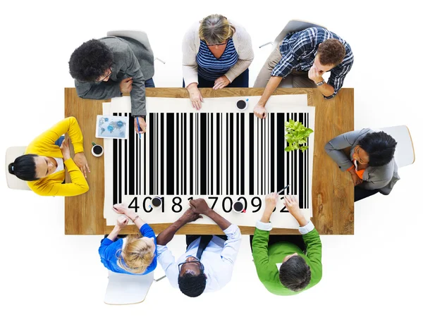 Gruppe von Personen und Barcode-Preis — Stockfoto